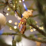 Choinka pod choinkę. Ubieranie choinki przez policję / Marzena Mąkosa / Radio Kielce