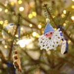 Choinka pod choinkę. Ubieranie choinki przez policję / Marzena Mąkosa / Radio Kielce