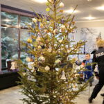 Choinka pod choinkę. Ubieranie choinki przez policję / Marzena Mąkosa / Radio Kielce