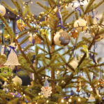 Choinka pod choinkę. Ubieranie choinki przez policję / Marzena Mąkosa / Radio Kielce