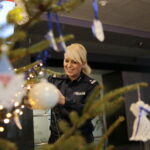 Choinka pod choinkę. Ubieranie choinki przez policję / Marzena Mąkosa / Radio Kielce