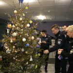 Choinka pod choinkę. Ubieranie choinki przez policję / Marzena Mąkosa / Radio Kielce