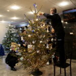 Choinka pod choinkę. Ubieranie choinki przez policję / Marzena Mąkosa / Radio Kielce