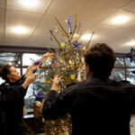 Choinka pod choinkę. Ubieranie choinki przez policję / Marzena Mąkosa / Radio Kielce