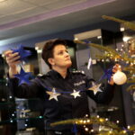 Choinka pod choinkę. Ubieranie choinki przez policję / Marzena Mąkosa / Radio Kielce