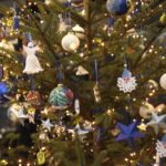 Choinka pod choinkę. Ubieranie choinki przez policję / Marzena Mąkosa / Radio Kielce