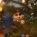 Choinka pod choinkę. Ubieranie choinki przez policję / Marzena Mąkosa / Radio Kielce