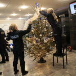 Choinka pod choinkę. Ubieranie choinki przez policję / Marzena Mąkosa / Radio Kielce