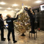 Choinka pod choinkę. Ubieranie choinki przez policję / Marzena Mąkosa / Radio Kielce
