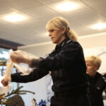 Choinka pod choinkę. Ubieranie choinki przez policję / Marzena Mąkosa / Radio Kielce