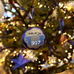 Choinka pod choinkę. Ubieranie choinki przez policję / Marzena Mąkosa / Radio Kielce