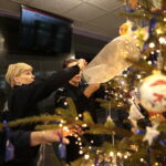 Choinka pod choinkę. Ubieranie choinki przez policję / Marzena Mąkosa / Radio Kielce