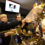 Choinka pod choinkę. Ubieranie choinki przez policję / Marzena Mąkosa / Radio Kielce