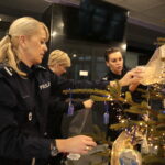 Choinka pod choinkę. Ubieranie choinki przez policję / Marzena Mąkosa / Radio Kielce