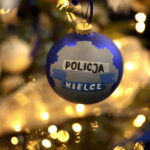 Choinka pod choinkę. Ubieranie choinki przez policję / Marzena Mąkosa / Radio Kielce