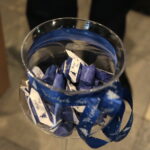 Choinka pod choinkę. Ubieranie choinki przez policję / Marzena Mąkosa / Radio Kielce