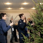 Choinka pod choinkę. Ubieranie choinki przez policję / Marzena Mąkosa / Radio Kielce