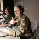 Akcja "Choinka pod choinkę 2018". Dzień pierwszy. Na zdjęciu: por. Katarzyna Rzadkowska - oficer prasowy Centrum Przygotowań do Misji Zagranicznych w Kielcach. W tle ppor. Anna Czekaj / Marzena Mąkosa / Radio Kielce