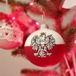 Akcja "Choinka pod choinkę 2018". Dzień pierwszy. Bombka sprezentowana przez Lucynę Gozdek - projektantkę ozdób / Marzena Mąkosa / Radio Kielce