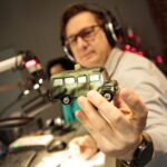 Akcja "Choinka pod choinkę 2018". Dzień pierwszy. Bombka. W tle Stanisław Blinstrub - Radio Kielce / Marzena Mąkosa / Radio Kielce