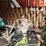 Akcja "Choinka pod choinkę 2018". Dzień pierwszy. Na zdjęciu (od lewej): Lucyna Gozdek - projektantka bombek, Stanisław Blinstrub - Radio Kielce i Magdalena Sitek - Radio Kielce / Marzena Mąkosa / Radio Kielce