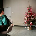 Akcja "Choinka pod choinkę 2018". Dzień pierwszy. Na zdjęciu: Lucyna Gozdek - projektantka bombek / Marzena Mąkosa / Radio Kielce