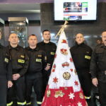 Akcja "Choinka pod choinkę 2018". Choinka Straży Pożarnej. Po prawej: st. bryg. Robert Sabat, zastępca komendanta wojewódzkiego PSP w Kielcach / Marzena Mąkosa / Radio Kielce