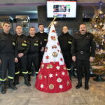 Akcja "Choinka pod choinkę 2018". Choinka Straży Pożarnej. Po prawej: st. bryg. Robert Sabat, zastępca komendanta wojewódzkiego PSP w Kielcach / Marzena Mąkosa / Radio Kielce