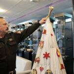 Akcja "Choinka pod choinkę 2018". Choinka Straży Pożarnej. St. bryg. Robert Sabat, zastępca komendanta wojewódzkiego PSP w Kielcach / Marzena Mąkosa / Radio Kielce