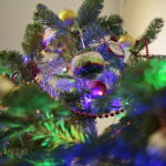 Akcja "Choinka pod choinkę 2018". Choinka Straży Pożarnej. Choinka podarowana przez Dziecięcy Zespół Pieśni i Tańca "Górne Nutki" z Górna / Marzena Mąkosa / Radio Kielce