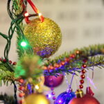 Akcja "Choinka pod choinkę 2018". Choinka Straży Pożarnej. Choinka podarowana przez Dziecięcy Zespół Pieśni i Tańca "Górne Nutki" z Górna / Marzena Mąkosa / Radio Kielce