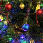 Akcja "Choinka pod choinkę 2018". Choinka Straży Pożarnej. Choinka podarowana przez Dziecięcy Zespół Pieśni i Tańca "Górne Nutki" z Górna / Marzena Mąkosa / Radio Kielce