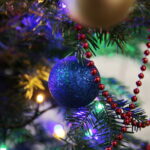 Akcja "Choinka pod choinkę 2018". Choinka Straży Pożarnej. Choinka podarowana przez Dziecięcy Zespół Pieśni i Tańca "Górne Nutki" z Górna / Marzena Mąkosa / Radio Kielce