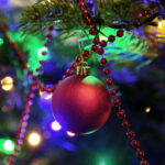 Akcja "Choinka pod choinkę 2018". Choinka Straży Pożarnej. Choinka podarowana przez Dziecięcy Zespół Pieśni i Tańca "Górne Nutki" z Górna / Marzena Mąkosa / Radio Kielce