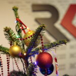 Akcja "Choinka pod choinkę 2018". Choinka Straży Pożarnej. Choinka podarowana przez Dziecięcy Zespół Pieśni i Tańca "Górne Nutki" z Górna / Marzena Mąkosa / Radio Kielce