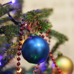 Akcja "Choinka pod choinkę 2018". Choinka Straży Pożarnej. Choinka podarowana przez Dziecięcy Zespół Pieśni i Tańca "Górne Nutki" z Górna / Marzena Mąkosa / Radio Kielce