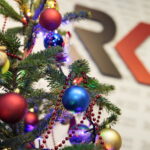 Akcja "Choinka pod choinkę 2018". Choinka Straży Pożarnej. Choinka podarowana przez Dziecięcy Zespół Pieśni i Tańca "Górne Nutki" z Górna / Marzena Mąkosa / Radio Kielce