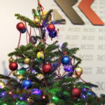 Akcja "Choinka pod choinkę 2018". Choinka Straży Pożarnej. Choinka podarowana przez Dziecięcy Zespół Pieśni i Tańca "Górne Nutki" z Górna / Marzena Mąkosa / Radio Kielce