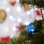 Akcja "Choinka pod choinkę 2018". Choinka Straży Pożarnej. Choinka podarowana przez Dziecięcy Zespół Pieśni i Tańca "Górne Nutki" z Górna / Marzena Mąkosa / Radio Kielce