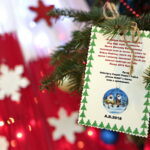 Akcja "Choinka pod choinkę 2018". Choinka Straży Pożarnej. Choinka podarowana przez Dziecięcy Zespół Pieśni i Tańca "Górne Nutki" z Górna / Marzena Mąkosa / Radio Kielce