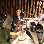 Akcja „Choinka pod choinkę”. Na zdjęciu (od lewej): Magdalena Sitek - Radio Kielce, Agata Wojtyszek - wojewoda świętokrzyski i Paweł Solarz - Radio Kielce / Marzena Mąkosa / Radio Kielce