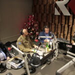 Finał akcji "Choinka pod choinkę". Dzień pierwszy. Na zdjęciu (od lewej): prof. Stanisław Adamczak - były rektor Politechniki Świętokrzyskiej, płk. Paweł Chabielski - dowódca CPdMZ, Jarosław Rusiecki - senator RP i Magdalena Sitek - Radio Kielce / Marzena Mąkosa / Radio Kielce