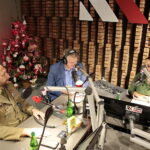 Finał akcji "Choinka pod choinkę". Dzień pierwszy. Na zdjęciu (od lewej): płk. Paweł Chabielski - dowódca CPdMZ, Jarosław Rusiecki - senator RP i Magdalena Sitek - Radio Kielce / Marzena Mąkosa / Radio Kielce