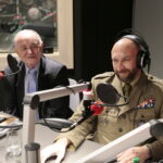 Finał akcji "Choinka pod choinkę". Dzień pierwszy. Na zdjęciu (od lewej): prof. Stanisław Adamczak - były rektor Politechniki Świętokrzyskiej i płk. Paweł Chabielski - dowódca CPdMZ / Marzena Mąkosa / Radio Kielce