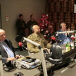 Finał akcji "Choinka pod choinkę". Dzień pierwszy. Na zdjęciu (od lewej): prof. Stanisław Adamczak - były rektor Politechniki Świętokrzyskiej, płk. Paweł Chabielski - dowódca CPdMZ, Jarosław Rusiecki - senator RP / Marzena Mąkosa / Radio Kielce