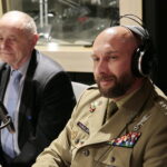 Finał akcji "Choinka pod choinkę". Dzień pierwszy. Na zdjęciu: prof. Stanisław Adamczak - były rektor Politechniki Świętokrzyskiej i płk Paweł Chabielski - dowódca Centrum Przygotowań do Misji Zagranicznych w Kielcach / Marzena Mąkosa / Radio Kielce