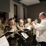 Finał akcji "Choinka pod choinkę". Dzień pierwszy. Chór "Żołnierskie Echa" / Marzena Mąkosa / Radio Kielce