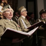 Finał akcji "Choinka pod choinkę". Dzień pierwszy. Chór "Żołnierskie Echa" / Marzena Mąkosa / Radio Kielce