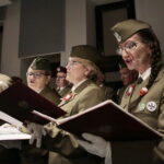 Finał akcji "Choinka pod choinkę". Dzień pierwszy. Chór "Żołnierskie Echa" / Marzena Mąkosa / Radio Kielce