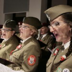 Finał akcji "Choinka pod choinkę". Dzień pierwszy. Chór "Żołnierskie Echa" / Marzena Mąkosa / Radio Kielce